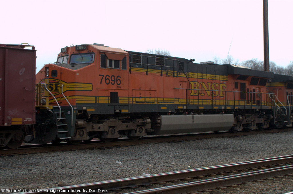 KCS ES44DC 7696 trails on K044-02